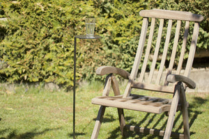 Mono Gartentisch mit Glas neben Stuhl 
