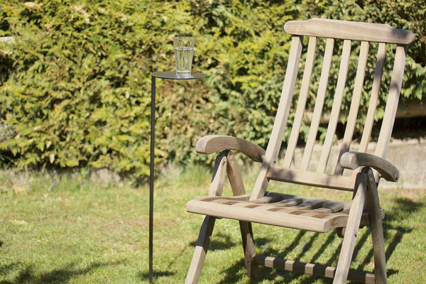 Mono Gartentisch mit Glas neben Stuhl 
