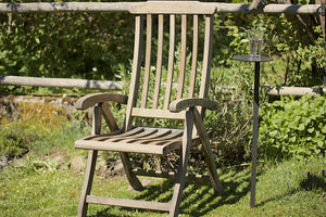 Mono Gartentisch mit Glas neben Stuhl 